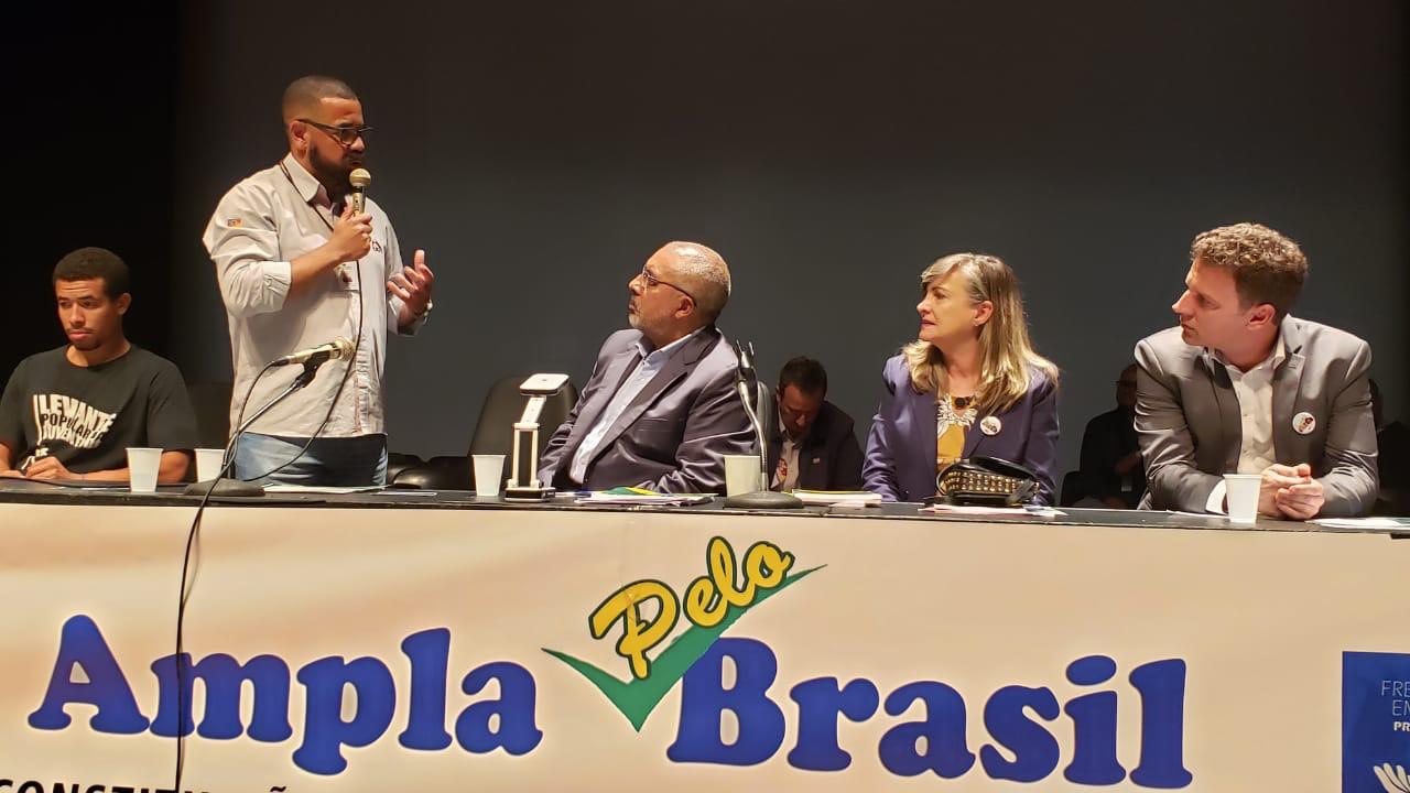O ato em defesa da Constituição, reuni centrais sindicais, partidos políticos e estudantes